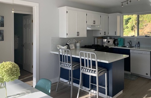 Central Okanagan House | Private entrance 2 bedroom guests suite 5min drive to downtown Peachland.
