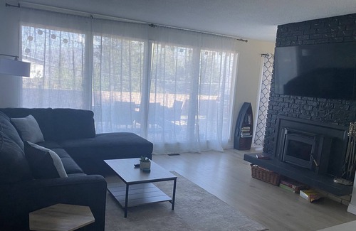 Central Okanagan House | Private entrance 2 bedroom guests suite 5min drive to downtown Peachland.