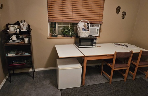 Los Griegos House | Private Entrance and Bath, 1 BR, Central N Valley. Wifi, Good Neighborhood