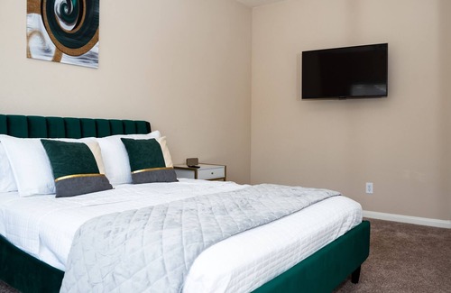 Barker House | Private Entry Cozy Townhome! w/ two car garage & close to airport!