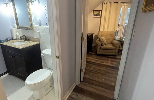 Avondale Melbourne Heights House | Private Entry, Upstairs Queen Bed, Wifi, TV, and Smart Locks for Self Check in