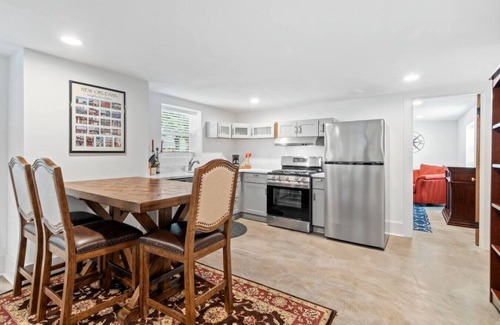 Esplanade Ridge House | Private escape under the Oaks!