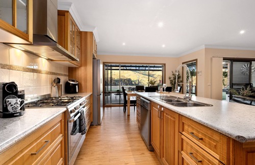Huon Creek Villa | Private Estate with Spa - Luxurious Huon Creek Retreat