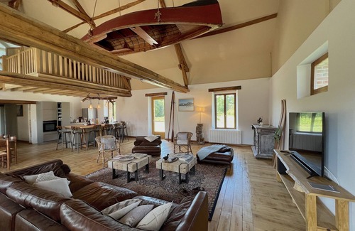 Villemurlin Cottage | Private Estate with Pool, Spa, Bar, and Wild Nature!