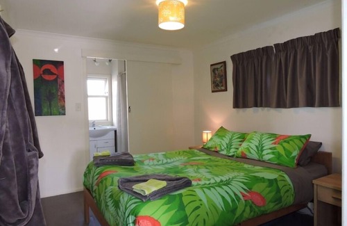Whanganui Cottage | Private, family-friendly, self-contained accommodation in quiet garden setting