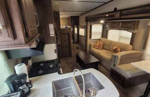 Wright House | Private Family Creekside RV Side+15 Min drive to Beach. Fenced Parking Lot