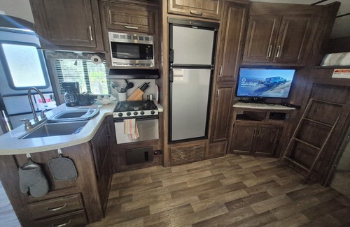 Wright House | Private Family Creekside RV Side+15 Min drive to Beach. Fenced Parking Lot