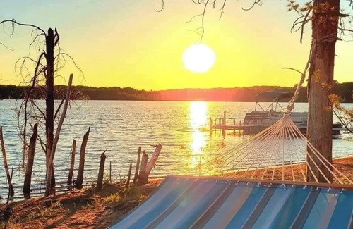Markville Cabin | Private, Family Cabin, With Large Sandy Beach SLEEPS 12