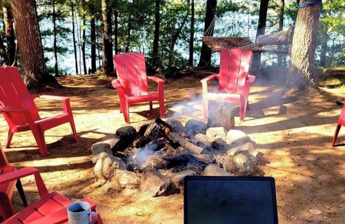 Markville Cabin | Private, Family Cabin, With Large Sandy Beach SLEEPS 12