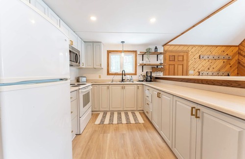 Dysart et al House | Private family friendly cottage, with beautiful sandy beach.