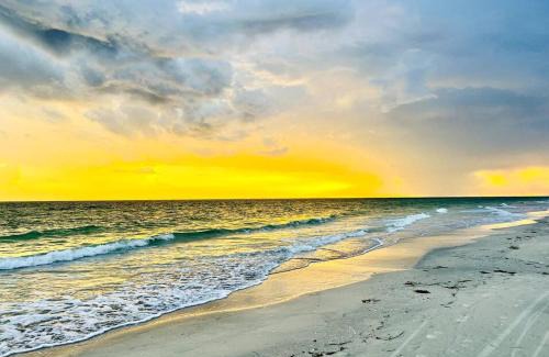 St. Petersburg - Clearwater House | Private, Family Friendly Home, 10 min to Beach