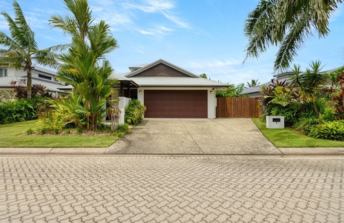 Craiglie House | Private family home in gated estate overlooking golf course with heated pool