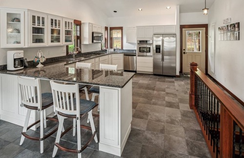 Sagle House | Private Family Home & Acreage on Garfield Bay