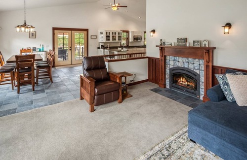 Sagle House | Private Family Home & Acreage on Garfield Bay