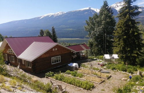 Golden Cabin | Private Family Log Home
