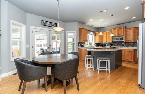 Macedon House | Private Family Retreat, Pool, Pickleball, 10 acres, 15 Min. from Rochester
