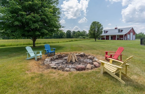 Macedon House | Private Family Retreat, Pool, Pickleball, 10 acres, 15 Min. from Rochester