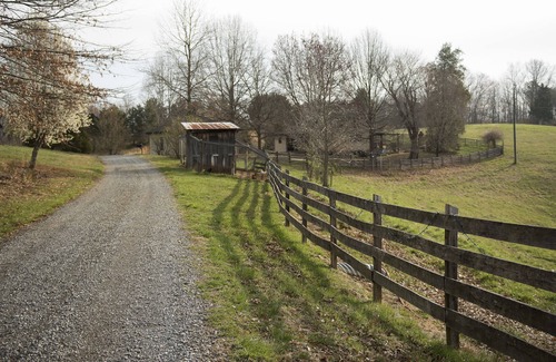 Thaxton House | Private Farmhouse w/Hot Tub and Fresh Eggs