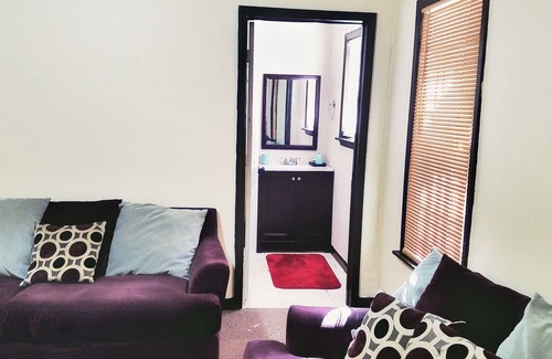 Palmetto House | *Private Floor-Near Airport-2 Bd/1 Bath