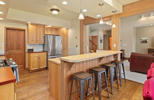 Cle Elum House | Private Forest Escape for 19 with Hot Tub & Stunning Night Sky Views