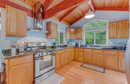 Hacienda House | Private forest retreat across the road from Russian River, close to wineries