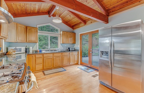 Hacienda House | Private forest retreat across the road from Russian River, close to wineries