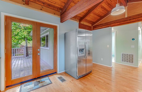 Hacienda House | Private forest retreat across the road from Russian River, close to wineries