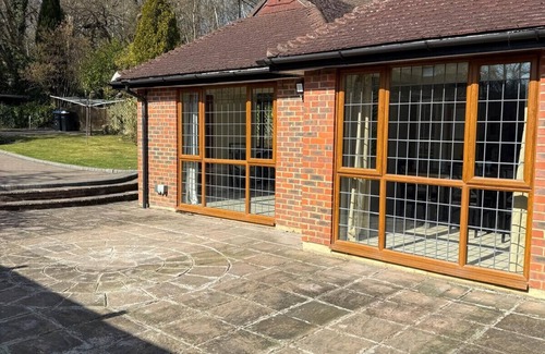 Runnymede Ski Chalet | Private Four Bedroom Bungalow in Chertsey