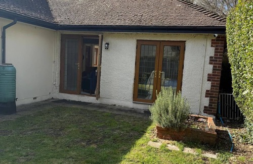 Runnymede Ski Chalet | Private Four Bedroom Bungalow in Chertsey