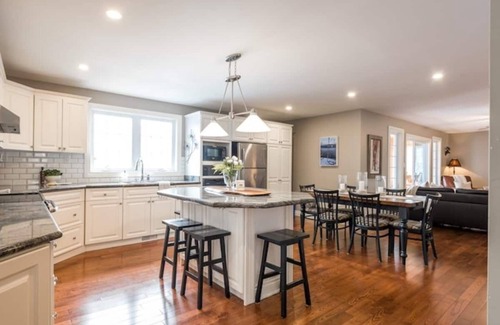 Perry House | Private Four-Season Lakefront Cottage *Hot Tub*