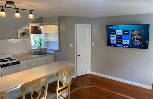 Valley Forge Cottage | Private, Fully Renovated 1 bedroom Carriage House