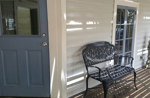 Carrollton Apartment | Private Garden Apartment 1 Block off St. Charles
