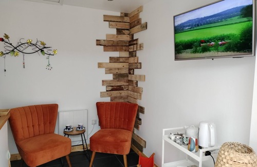 Castle Bytham Apartment | Private Garden Room - Rural Village