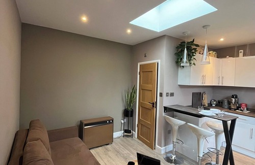 Luton Apartment | Private Garden Studio - L&D Hospital -FREE Wi-fi & Parking- 15min to the Airport