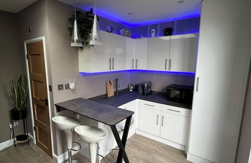 Luton Apartment | Private Garden Studio - L&D Hospital -FREE Wi-fi & Parking- 15min to the Airport