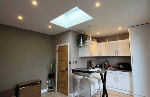 Luton Apartment | Private Garden Studio - L&D Hospital -FREE Wi-fi & Parking- 15min to the Airport