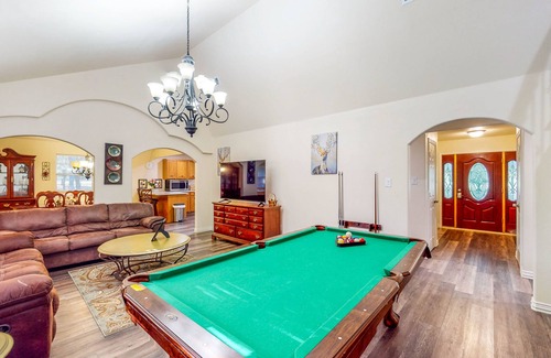 Gordonville House | Private gated home on 5 acres near Lake Texoma with dog-friendly yard & firepit