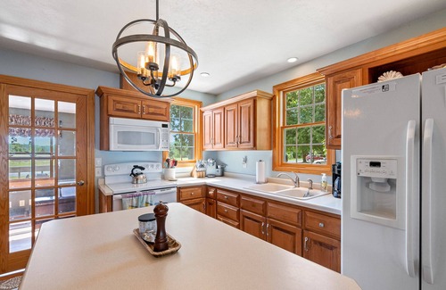 Idlewild Cottage | Private Green Bay Waterfront - Heidaway Cottage