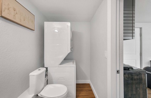 Ridge Wood Heights House | Private guest apartment near Siesta Key beach.