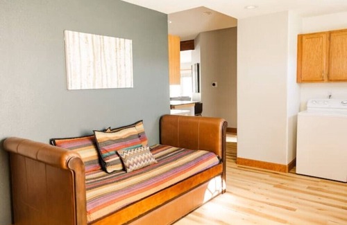 Montrose House | Private guest house with mountain views