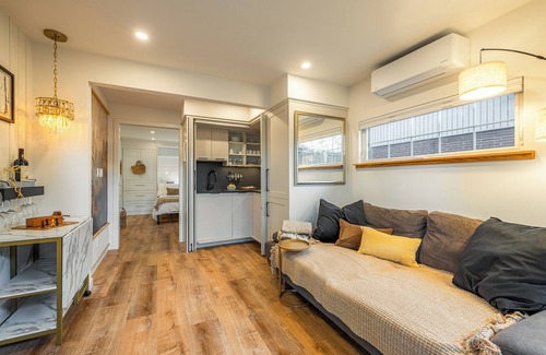 St. Catharines Bed & Breakfast | Private guest suite - near Niagara Falls