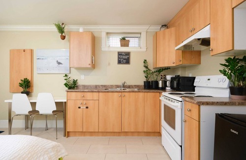 Vancouver South Apartment | Private Guesthouse in Prime Central Location