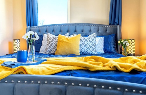Page House | Private Guesthouse/King bed/2 TVs/Private backyard with fire table/Dogs welcome
