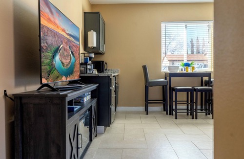 Page House | Private Guesthouse/King bed/2 TVs/Private backyard with fire table/Dogs welcome