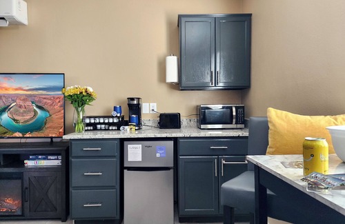 Page House | Private Guesthouse/King bed/2 TVs/Private backyard with fire table/Dogs welcome