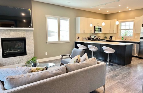 Port Moody House | Private Guesthouse near Skytrain! Sleeps 5 People