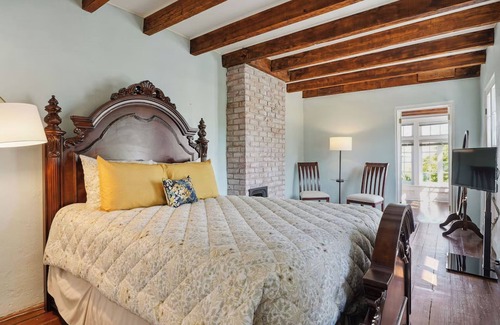 Faubourg Marigny Bed & Breakfast | Private Guesthouse - 2 bedrooms, 2.5 bath, meandering courtyard, balconies