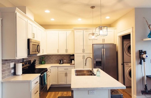 Edgewood House | Private guesthouse with Mt Rainier & Valley Views