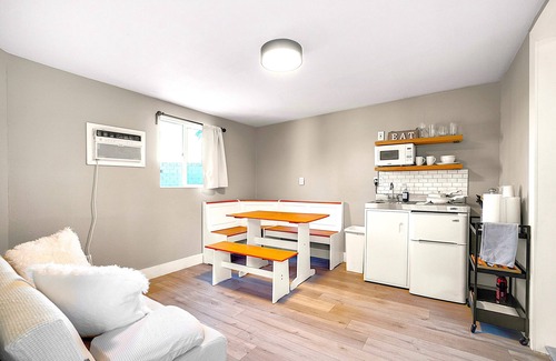 Paradise Apartment | Private Guestroom/Studio Unit In Southeast Las Vegas with WiFi, AC and King Bed.