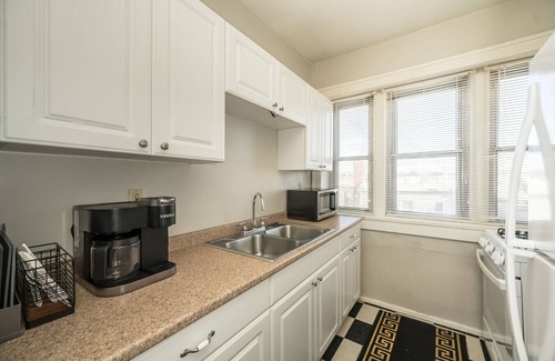 The Southampton Apartment | Private Gym 2BR Condo Downtown